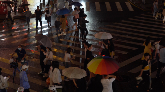 4K实拍雨夜斑马线上的行人合集视频
