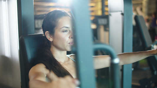 有吸引力的体育女运动员在健身房锻炼视频