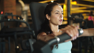 在体育馆健身的女运动员在健身锻炼时15秒视频