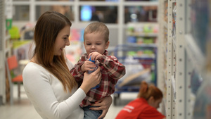 年轻母亲和儿子在商店或超市买水7秒视频