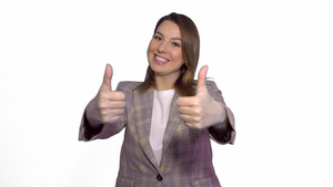 年轻快乐的caucasians女人在白背景上举起拇指8秒视频