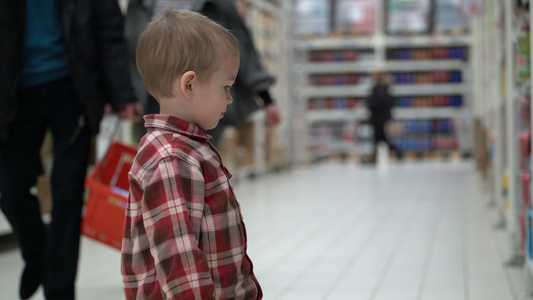 儿童在商店或超市购买婴儿食品视频