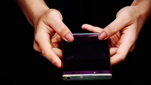 女性手中的手在用手机发短信23秒视频
