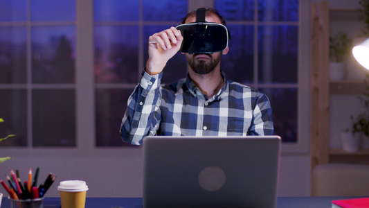 青年商人使用虚拟现实护目镜视频