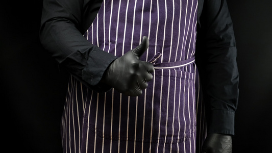 穿黑色制服和黑乳胶手套的男性厨师表现出像批准手势视频