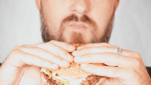 近身画像男人吃汉堡12秒视频