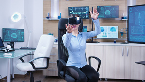未来诊所使用虚拟现实护目镜的女医生11秒视频