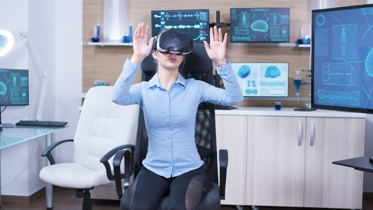 年轻女性在神经学实验室科学中使用虚拟现实护目镜视频