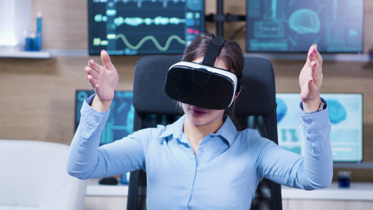 在神经科诊所使用虚拟现实护目镜的女科学家视频