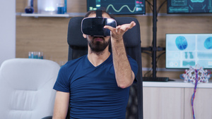 男人在神经科学实验室里戴着虚拟现实护目镜15秒视频