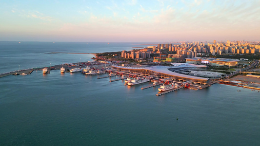 海南海口新海客运枢纽港口高视角航拍日落晚霞金色时刻视频