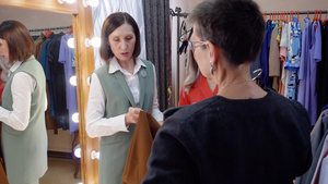 成年女性在服装店里和朋友们一起试穿新衣服女性顾问在10秒视频