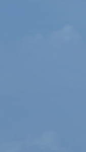 城市蓝天白云天空下航拍器无人机飞翔素材航拍器素材视频
