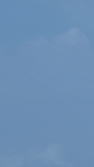城市蓝天白云天空下航拍器无人机飞翔素材航拍器素材70秒视频