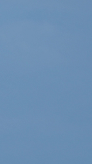 城市蓝天白云天空下航拍器无人机飞翔素材航拍器素材70秒视频