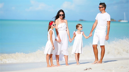 白沙滩上幸福美丽的家庭视频