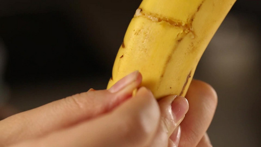 拿起一根香蕉剥香蕉皮视频