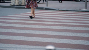 女人在城市背景下的市中心道路过街城市10秒视频