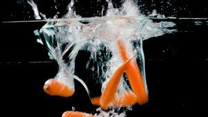 蔬菜胡萝卜掉入水中高速视频9秒视频