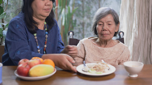 妇女厌倦了食物23秒视频