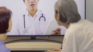 老年妇女在网上与医生见面就保健问题进行咨询22秒视频