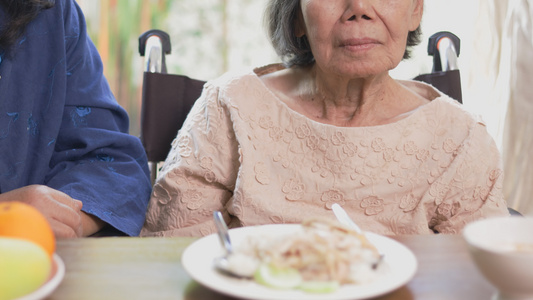 年长的亚裔妇女厌倦了食物视频