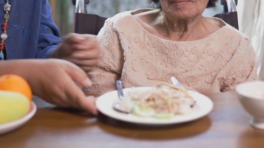 年长的亚裔妇女厌倦了食物视频