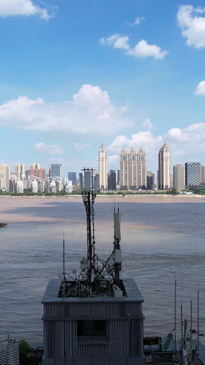 航拍长江江景城市蓝天白云天空5G信号塔电信基站素材信号塔素材60秒视频
