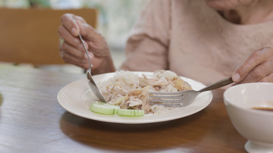 年长妇女厌倦了食物视频