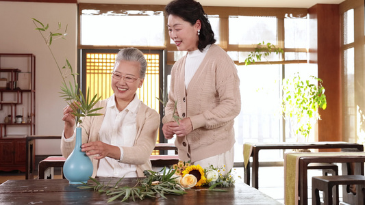 学习插花的老年人视频