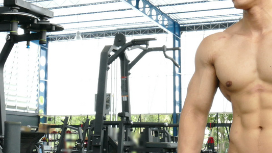 年轻男子运动员准备在健身房训练健美男在健身中心锻炼视频