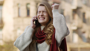 快乐的女士通过户外电话听到好消息22秒视频