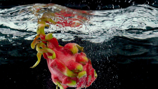 新鲜火龙果坠入水中高速视频视频