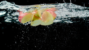 新鲜苹果落入水中高速视频12秒视频