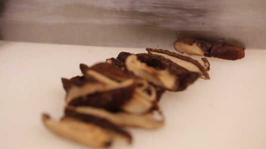 泡水发香菇切香菇视频