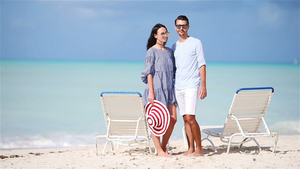 快乐的情侣在阳光下热带海滩上放松10秒视频