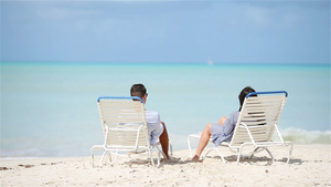 快乐的情侣在阳光下热带海滩上放松15秒视频
