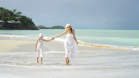 美丽的母亲和女儿在卡西比海滩上视频