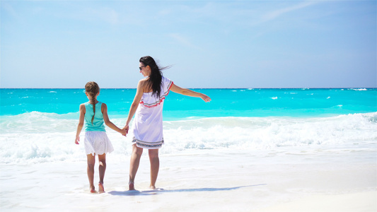 美丽的母亲和女儿在卡西比海滩上视频