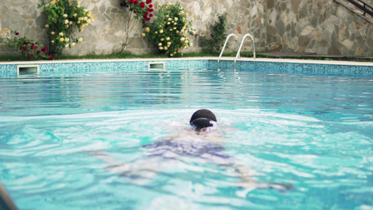 男子在豪华游泳池电影区Dovicticdof的照相机视频