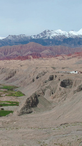 航拍新疆南部高原丹霞地貌与雪山公路视频旅游景区视频