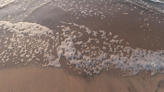 实拍海边沙滩上浪花起落4K视频视频