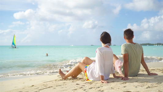 热带海滩上年轻夫妇视频