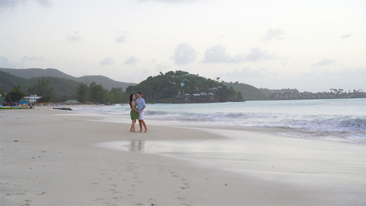热带海滩上年轻夫妇在卡里比亚的抗古阿岛有白沙和绿松石视频