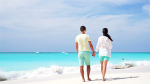 暑假期间在白色沙滩上的年轻夫妇快乐的恋人享受他们的35秒视频