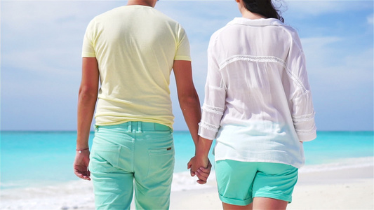 暑假期间在白色沙滩上的年轻夫妇快乐的恋人享受他们的视频