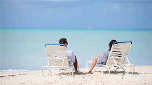 暑暑假在白沙滩的年轻夫妇幸福的家庭享受他们的蜜月25秒视频