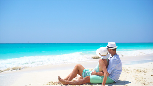 夏假时在白沙滩的年轻情侣快乐的恋人享受蜜月视频