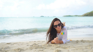 热带度假期间在沙滩上的年轻美女10秒视频
