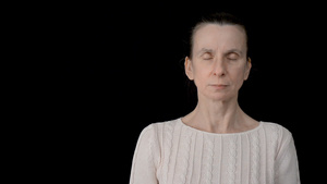 一位忧郁和悲伤的成年女子的肖像20秒视频